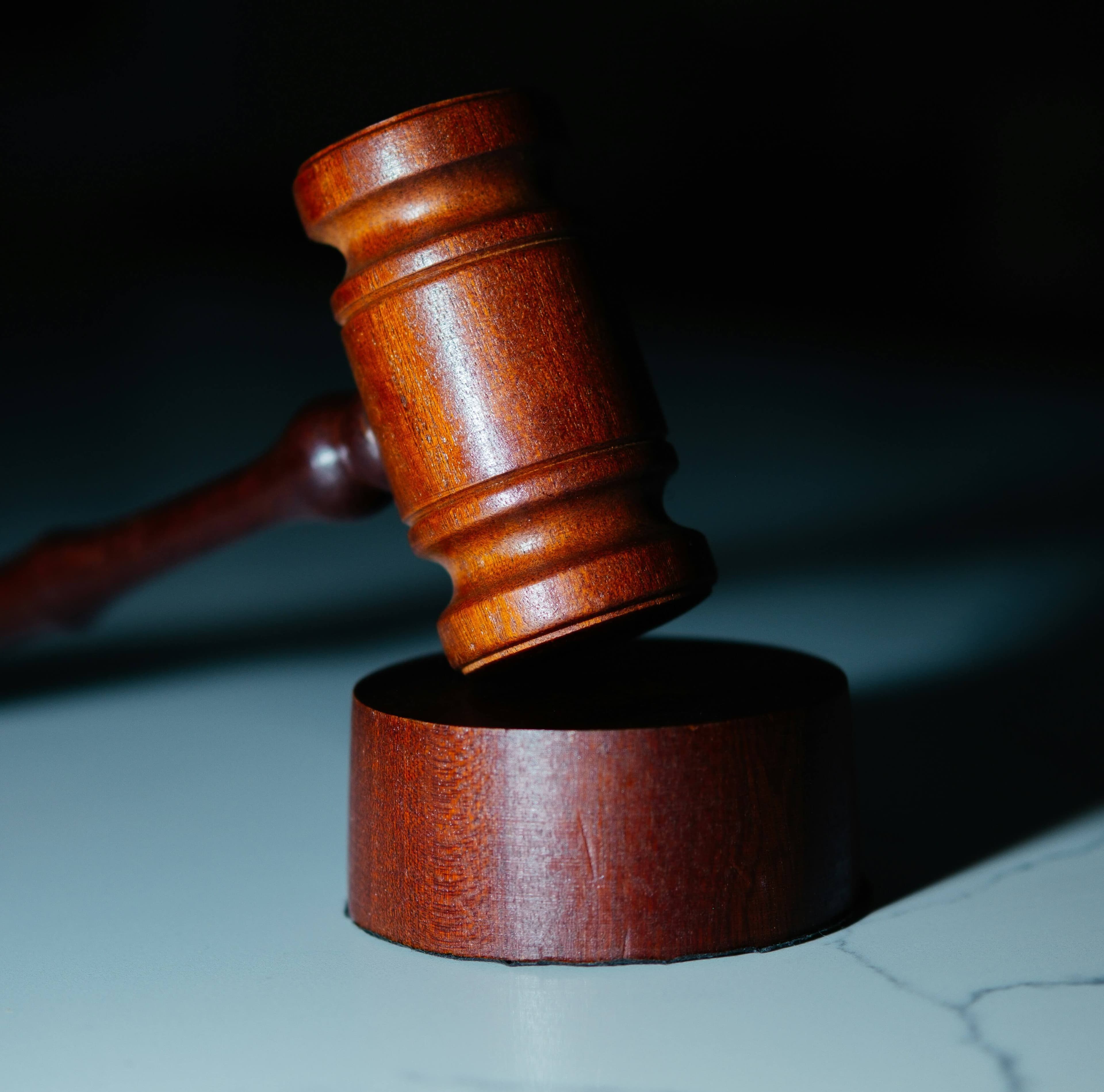 Eltern und Kind besprechen Kitaplatz-Angelegenheiten mit einem Berater