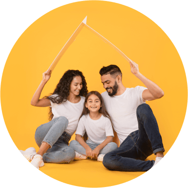 Eine Familie betrachtet Dokumente für Kitaplatz-Bewerbungen