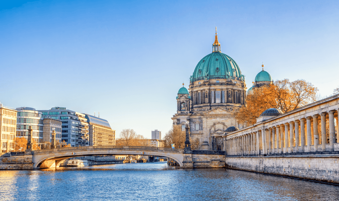 Panoramaaufnahme des Berliner Doms an der Spree