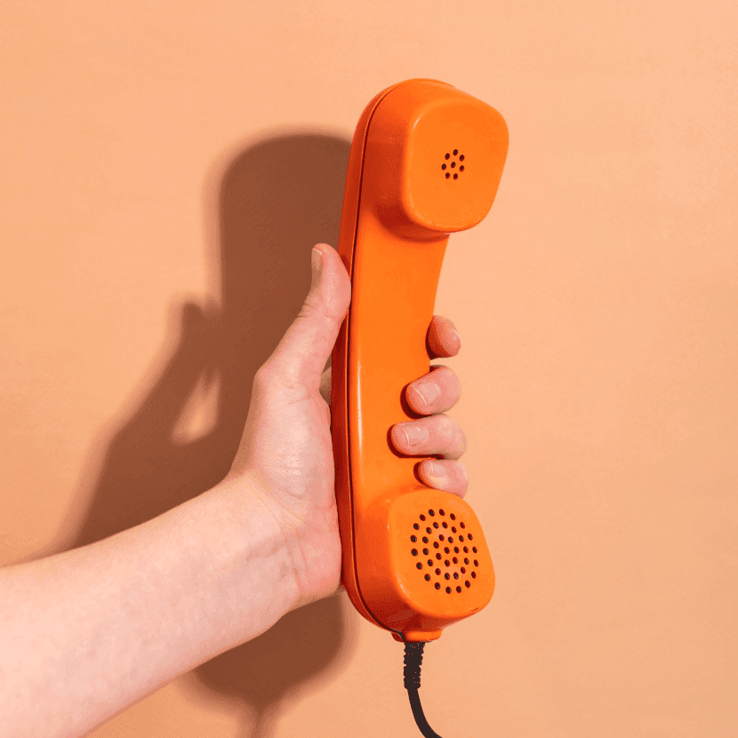 Telefonhörer symbolisiert die Möglichkeit zur Kontaktaufnahme
